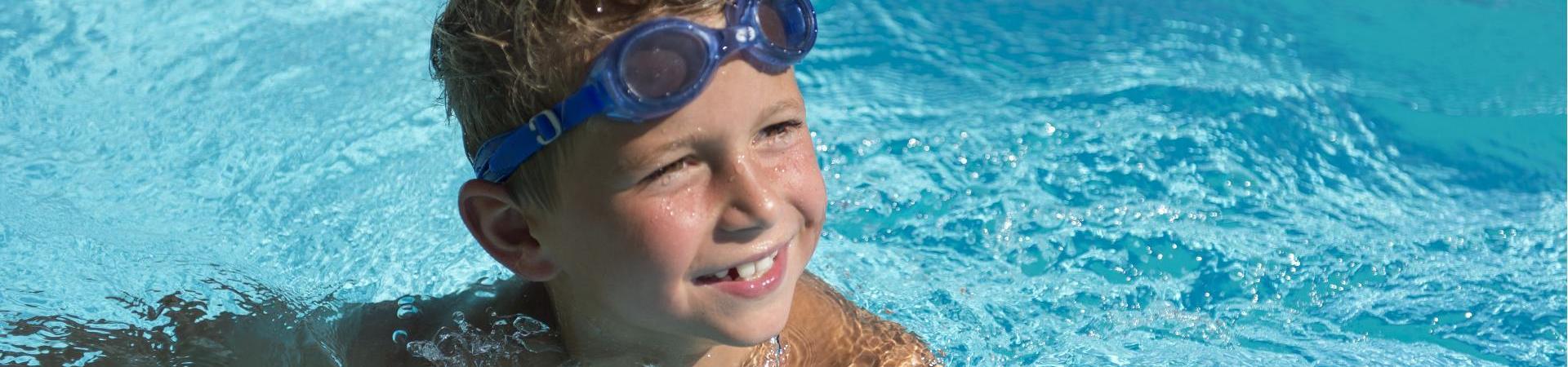Un bambino che nuota in una piscina